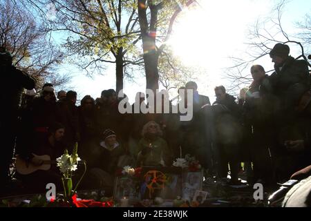 Fans versammeln sich in Strawberry Fields im Central Park, um den 30. Jahrestag des Todes von John Lennon in New York, NY am 8. Dezember 2010 zu gedenken. Strawberry Fields befindet sich neben den Dakota Apartments im Central Park West und in der 72th Street, wo Lennon und Yoko Ono zum Zeitpunkt seines Todes lebten, nachdem er 1980 von Mark Chapman erschossen wurde.Foto von Charles Guerin/ABACAUSA.COM Stockfoto