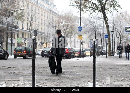 Ein toman spaziert am 8. dezember 2010 auf den Straßen von Paris.heftige Schneefälle störten den Verkehr in der französischen Hauptstadt. Foto von Stephane Lemouton/ABACAPRESS.COM Stockfoto