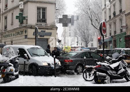 Ein Autounfall auf den Straßen von Paris am 8. dezember 2010. Schwere Schneefälle störten den Verkehr in der französischen Hauptstadt. Foto von Stephane Lemouton/ABACAPRESS.COM Stockfoto