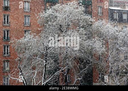 Starke Schneefälle störten den Verkehr in der französischen Hauptstadt Paris am 8. dezember 2010. Foto von Stephane Lemouton/ABACAPRESS.COM Stockfoto