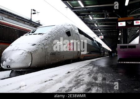 Am 8. dezember 2010 wird ein Hochgeschwindigkeitszug TGV auf einer verschneiten Eisenbahnstrecke am Gare de l'Est zu sehen sein. Das Pariser RATP-Verkehrsnetz sagte, dass alle Busse in der Hauptstadt nicht mehr laufen, ebenso wie viele S-Busse. Der Sturm zwang auch die Schließung des Pariser Flughafens Charles de Gaulle. Schwere Schneefälle störten den Verkehr in der französischen Hauptstadt. Foto von Stephane Lemouton/ABACAPRESS.COM Stockfoto