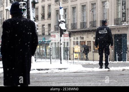 Ein Polizist geht am 8. dezember 2010 auf den Straßen von Paris.heftige Schneefälle störten den Verkehr in der französischen Hauptstadt. Foto von Stephane Lemouton/ABACAPRESS.COM Stockfoto