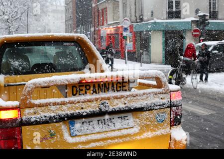 Am 8. dezember 2010 kursiert ein Abschleppwagen auf den Straßen von Paris.heftige Schneefälle störten den Verkehr in der französischen Hauptstadt. Foto von Stephane Lemouton/ABACAPRESS.COM Stockfoto