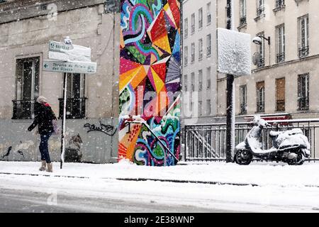 Eine Frau geht am 8. dezember 2010 auf der Straße in Paris.heftige Schneefälle störten den Verkehr in der französischen Hauptstadt. Foto von Stephane Lemouton/ABACAPRESS.COM Stockfoto