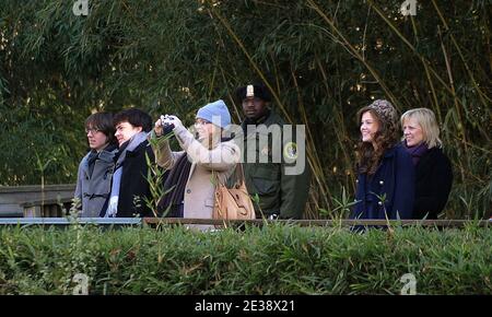 Die Schauspieler Georgie Henley (2nd R) und Skandar Keynes (2nd L), die in der kommenden Feiertagsfilm-Veranstaltung "The Chronicles of Narnia: The Voyage of the Dawn Treader" zu sehen sind, besuchen am 9. Dezember 2010 den National Zoo in Washington, DC, USA. Foto von Olivier Douliery /ABACAPRESS.COM Stockfoto