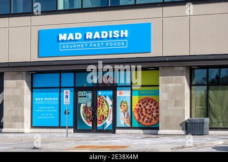 Ottawa, Ontario, Kanada - 9. Januar 2021: Ein Mad Radish Gourmet Fast Foods Restaurant in Ottawa's Barrhaven Gemeinde vor einer geplanten Februar Eröffnung Stockfoto