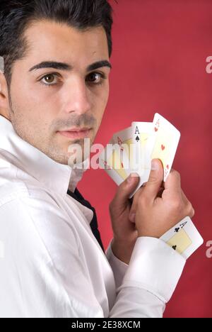 Pokerspieler mit Assen und einem Ass im Ärmel Stockfoto