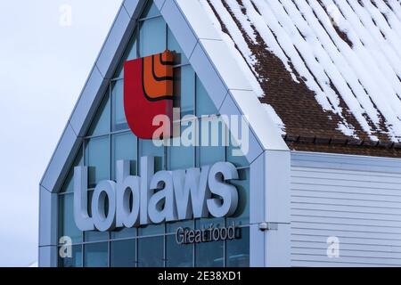 Ottawa, Ontario, Kanada - 17. Januar 2021: Das Hauptzeichen eines Loblaws-Lebensmittelladens in Barrhaven, montiert an Fenstern an der Vorderseite des Gebäudes. Stockfoto