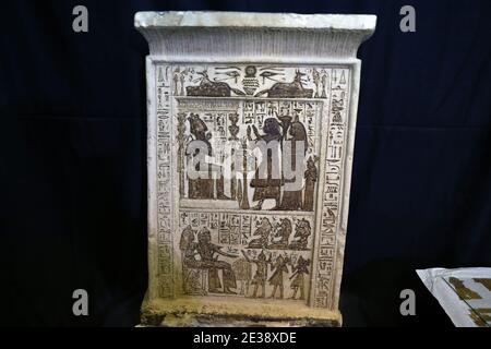 Saqqara, Ägypten. Januar 2021. Das Foto vom 17. Januar 2021 zeigt eine entdeckte Stele in Saqqara, Provinz Giza, Ägypten. Eine ägyptische archäologische Mission, die in der Nekropole von Saqqara in der Nähe der Pyramiden von Gizeh arbeitet, kündigte am Sonntag die Entdeckung des Grabtempels der alten ägyptischen Königin Neit an, Frau und Tochter von König Teti, dem ersten pharao der Sechsten Dynastie, der Ägypten vor über 4,300 Jahren regierte. Quelle: Ahmed Gomaa/Xinhua/Alamy Live News Stockfoto