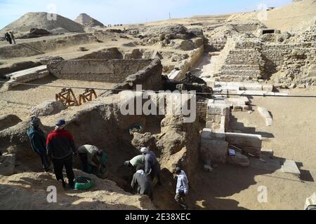 Saqqara, Ägypten. Januar 2021. Archäologen arbeiten am 17. Januar 2021 an der neu entdeckten Stätte in Saqqara, Provinz Giza, Ägypten. Eine ägyptische archäologische Mission, die in der Nekropole von Saqqara in der Nähe der Pyramiden von Gizeh arbeitet, kündigte am Sonntag die Entdeckung des Grabtempels der alten ägyptischen Königin Neit an, Frau und Tochter von König Teti, dem ersten pharao der Sechsten Dynastie, der Ägypten vor über 4,300 Jahren regierte. Quelle: Ahmed Gomaa/Xinhua/Alamy Live News Stockfoto