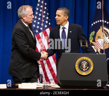 US-Präsident Barack Obama begrüßt James McNerney, Jr., den Vorsitzenden des Wirtschaftsrates des Präsidenten und Vorsitzenden, Präsidenten und Chief Executive Officer der Boeing Company, während einer Sitzung des President's Export Council in Washington, D.C., USA, am 09. Dezember 2010. Foto von Joshua Roberts/Bloomberg/ABACAUSA.COM Stockfoto