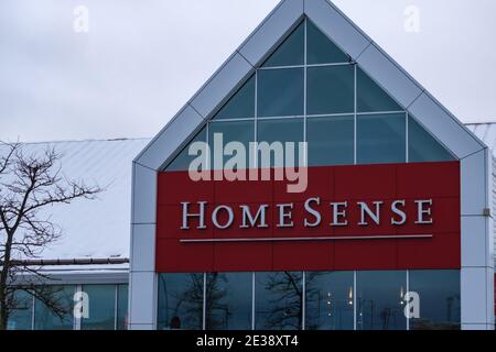 Ottawa, Ontario, Kanada - 17. Januar 2021: Das Gebäudeschild eines HomeSense Einrichtungshauses in Barrhaven. Die Marke der Rabatt retai Stockfoto