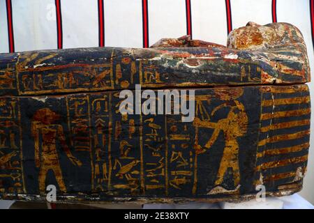 Saqqara, Ägypten. Januar 2021. Das Foto vom 17. Januar 2021 zeigt einen hölzernen Sarg in Saqqara, Provinz Gizeh, Ägypten. Eine ägyptische archäologische Mission, die in der Nekropole von Saqqara in der Nähe der Pyramiden von Gizeh arbeitet, kündigte am Sonntag die Entdeckung des Grabtempels der alten ägyptischen Königin Neit an, Frau und Tochter von König Teti, dem ersten pharao der Sechsten Dynastie, der Ägypten vor über 4,300 Jahren regierte. Quelle: Ahmed Gomaa/Xinhua/Alamy Live News Stockfoto