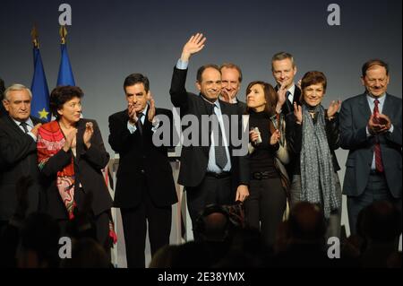 Der ehemalige französische Premierminister Jean-Pierre Raffarin, Minister für Solidarität und sozialen Zusammenhalt Roselyne Bachelot, Premierminister Francois Fillon und Generalsekretär der UMP Jean-Francois Cope, die Juniorministerin für Gesundheit Nora Berra, der Minister für Landwirtschaft, Ernährung, Fischerei, ländliche Angelegenheiten und Stadt- und Landplanung (Regionalentwicklung) Bruno Le Maire, Sportminister Chantal Jouanno und Stellvertreter Herve Novelli, die am 11. Dezember 2010 am Nationalrat der UMP der rechten Partei in Paris, Frankreich, teilnahmen. Foto von Mousse/ABACAPRESS.COM Stockfoto