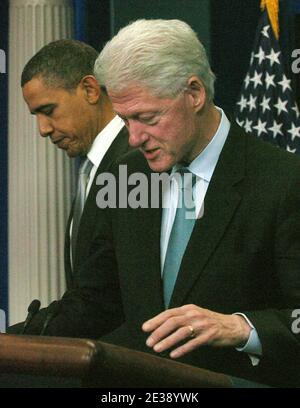 US-Präsident Barack Obama und der ehemalige US-Präsident William Clinton treffen sich am Freitag, den 10. Dezember 2010, im Pressezimmer des Weißen Hauses in Washington, DC, USA. Pool Foto von Bill Auth/ABACAPRESS.COM Stockfoto