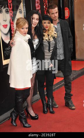 Kristen Bell, Cher, Christina Aguilera und Cam Gigandet beim 'Burlesque' Photocall im 'Le Crazy Horse' am 15. Dezember 2010 in Paris, Frankreich. Foto von Nicolas Genin/ABACAPRESS.COM Stockfoto