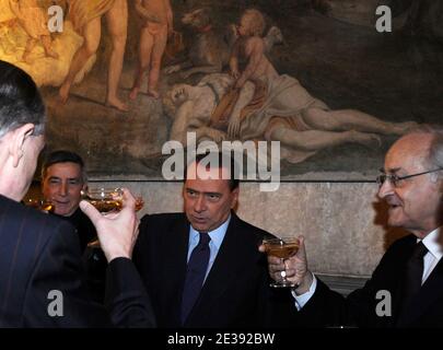 Der italienische Premier Silvio Berlusconi (C) Frederic Mitterrand (links), französischer Kulturminister, und Jean-Marc de La Sablière (rechts), französischer Botschafter in Italien, eröffnen am 15. dezember 2010 in Rom, Italien, die Ausstellung "Palazzo Farnese: Von der Renaissance bis zur französischen Botschaft". Die viermonatige Ausstellung zeigt die Geschichte des Palastes vom 16. Jahrhundert bis in die Gegenwart, in welcher Zeit er vom Haus der Familie Farnese der Renaissance zur französischen Botschaft in Italien ging.Besucher können über 150 Werke bewundern? Statuen, Gemälde, Skulpturen, Keramik, Wandteppiche und vieles mehr, alles bri Stockfoto