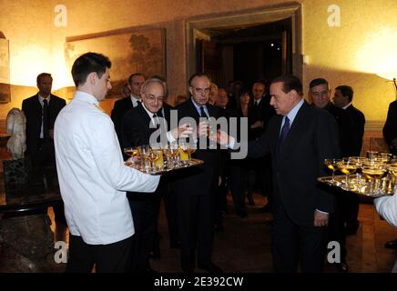 Der italienische Premier Silvio Berlusconi (rechts) Frederic Mitterrand (C), französischer Kulturminister, und Jean-Marc de La Sablière (links), französischer Botschafter in Italien, eröffnen am 15. dezember 2010 in Rom, Italien, die Ausstellung "Palazzo Farnese: Von der Renaissance bis zur französischen Botschaft". Die viermonatige Ausstellung zeigt die Geschichte des Palastes vom 16. Jahrhundert bis in die Gegenwart, in welcher Zeit er vom Haus der Familie Farnese der Renaissance zur französischen Botschaft in Italien ging.Besucher können über 150 Werke bewundern? Statuen, Gemälde, Skulpturen, Keramik, Wandteppiche und vieles mehr, alles bri Stockfoto