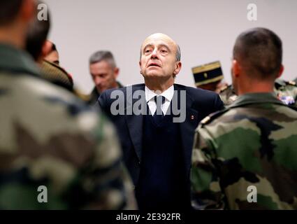 Der französische Verteidigungsminister Alain Juppe trifft französische Soldaten am 15. Dezember 2010 bei einem Besuch im Militärlager Canjuers in Draguignan bei Nizza in Südfrankreich. Juppe nimmt an der Operation Exercices im Lager Teil und besucht die Artillerie- und Infanterie-Militärschule.Foto von Patrick Bernard/ABACAPRESS.COM Stockfoto