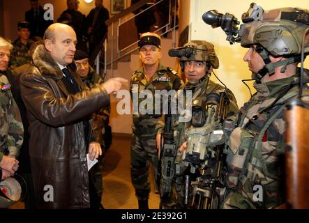 Der französische Verteidigungsminister Alain Juppe trifft französische Soldaten am 15. Dezember 2010 bei einem Besuch im Militärlager Canjuers in Draguignan bei Nizza in Südfrankreich. Juppe nimmt an der Operation Exercices im Lager Teil und besucht die Artillerie- und Infanterie-Militärschule.Foto von Patrick Bernard/ABACAPRESS.COM Stockfoto