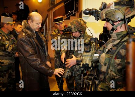 Der französische Verteidigungsminister Alain Juppe trifft französische Soldaten am 15. Dezember 2010 bei einem Besuch im Militärlager Canjuers in Draguignan bei Nizza in Südfrankreich. Juppe nimmt an der Operation Exercices im Lager Teil und besucht die Artillerie- und Infanterie-Militärschule.Foto von Patrick Bernard/ABACAPRESS.COM Stockfoto