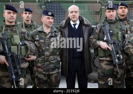 Der französische Verteidigungsminister Alain Juppe trifft französische Soldaten am 15. Dezember 2010 bei einem Besuch im Militärlager Canjuers in Draguignan bei Nizza in Südfrankreich. Juppe nimmt an der Operation Exercices im Lager Teil und besucht die Artillerie- und Infanterie-Militärschule.Foto von Patrick Bernard/ABACAPRESS.COM Stockfoto