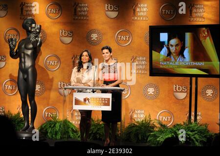 Rosario Dawson (L) und Angie Harmon bei den 17. Annual Screen Actors Guild Award Nominierungen in Los Angeles, CA, USA am 16. Dezember 2010. Foto von Lionel Hahn/ABACAPRESS.COM Stockfoto