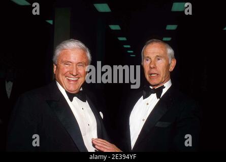 Johnny Carson und Merv Griffin 1988 Quelle: Ralph Dominguez/MediaPunch Stockfoto