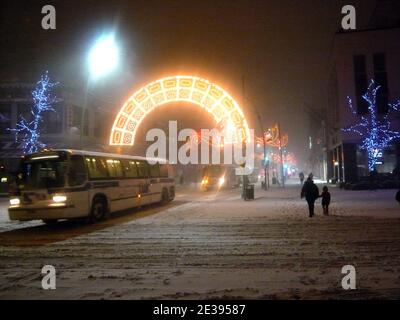 Illustration der Innenstadt von Brooklyn in New York während des ersten Schneefalls des Jahres am 26. Dezember 2010. Ein Wintersturm Schneesturm fiel rund 20 Zoll Schnee in der US-Ostküste. Foto von Charles Guerin/ABACAPRESS.COM Stockfoto