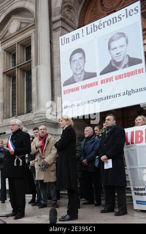 Der stellvertretende Bürgermeister von Paris, Pierre Schapira (L), spricht wie Arlette und Gerard Taponier, Florence Aubenas, Elise Lucet, Jean-Francois Kahn, um die Freilassung der französischen Journalisten Stephane Taponier und Herve Ghesquiere zu fordern, die ein Jahr lang in Afghanistan auf dem Platz des Hotels de Ville in Paris als Geisel gehalten wurden. Frankreich am 29. Dezember 2010. Foto von Giancarlo Gorassini/ABACAPRESS.COM Stockfoto