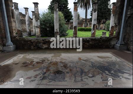 Ein Blick auf das Haus des Faun in Pompeji, Süditalien am 25. November 2010. Auf dem Boden ein Mosaik, das den Sieg Alexanders des Großen über Darius, König von Persien, darstellt.die antike römische Stadt Pompeji, die vor 2,000 Jahren in vulkanischer Asche aufbewahrt wurde, leidet unter Verfall. Archäologen sagen, dass es durch Vandalismus, Verschmutzung und Vernachlässigung ruiniert wird. Ihre Schätze sind nun in großer Gefahr, für immer verloren zu sein. Am 6. November brach Pompejis Haus der Gladiatoren zusammen und der Rest der außergewöhnlichen antiken Stadt befindet sich in einem gefährlichen Zustand. Pompeji wurde 79 n. Chr. durch einen Ausbruch des Vesuv zerstört Stockfoto