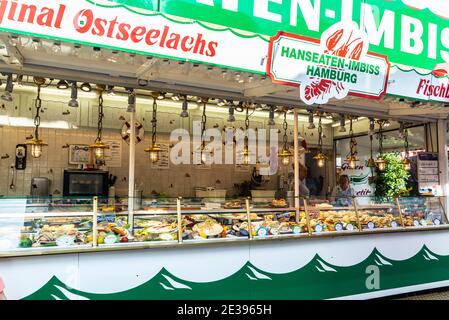 Hamburg, Deutschland - 21. August 2019: Fischgeschäft und seine Händler im Hamburger DOM, Freizeitpark im Sommer in Hamburg, Deutschland Stockfoto