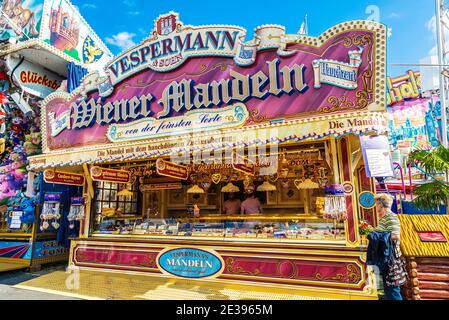 Hamburg, Deutschland - 21. August 2019: Süßigkeitengeschäft mit Menschen im Hamburger DOM, Freizeitpark im Sommer in Hamburg, Deutschland Stockfoto