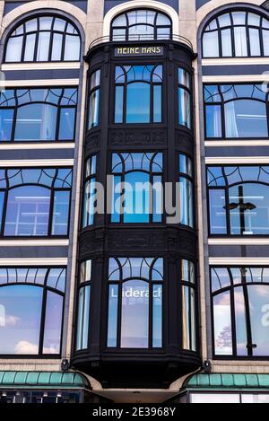 Hamburg, Deutschland - 25. August 2019: Fassade des Heine Hauses, Kaufhaus Jungfernstieg, Hamburg, Deutschland Stockfoto