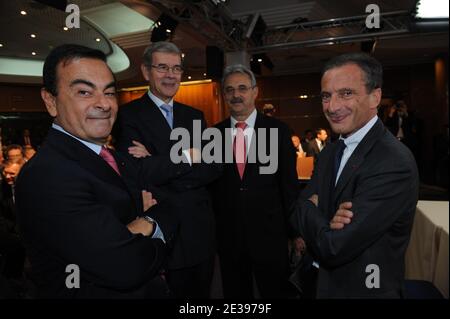 Renault CEO und Nissan Motor CEO Carlos Ghosn, Chief Executive Officer von PSA Peugeot Citroen Philippe Varin und CEO von Veolia Environement Henri Proglio nehmen am 1. Oktober 2010 an der Pariser Automobilausstellung "Mondial de l' Automobile" in Paris, Frankreich, Teil. Der Pariser Automobilsalon findet alle zwei Jahre statt und ist eine der größten Ausstellungen von Kraftfahrzeugen der Welt. In diesem Jahr liegt der Schwerpunkt der Messe auf Elektroautos und es werden mehr als 300 Aussteller aus 20 Ländern erwartet. Foto von Mousse/ABACAPRESS.COM Stockfoto