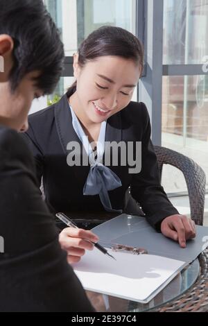 Business Mann und Geschäftsfrau diskutieren im Büro hohe Qualität Foto Stockfoto