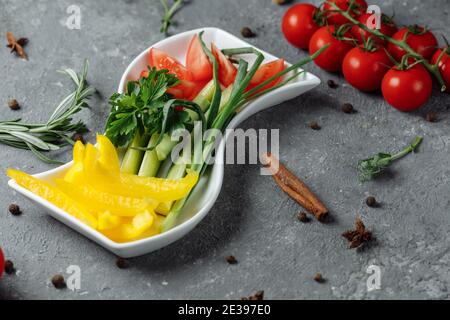 Gemüseteller mit Paprika, Gurken und Tomaten Stockfoto