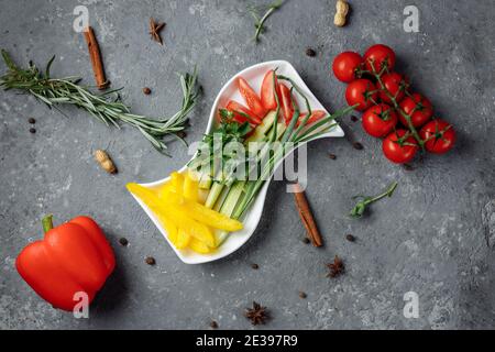 Gemüseteller mit Paprika, Gurken und Tomaten Stockfoto