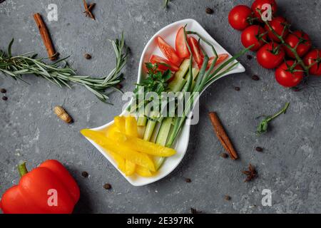 Gemüseteller mit Paprika, Gurken und Tomaten Stockfoto