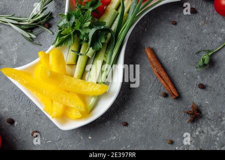 Gemüseteller mit Paprika, Gurken und Tomaten Stockfoto