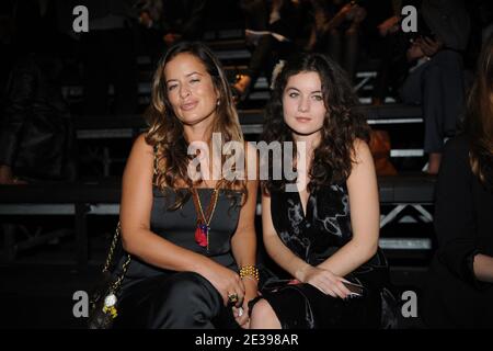 Jade Jagger und ihre Tochter nehmen am 1. Oktober 2010 an der Lanvin Frühjahr/Sommer 2011 Ready-to-Wear-Präsentation in Paris, Frankreich, Teil. Foto von Christophe Guibbaud/ABACAPRESS.COM Stockfoto