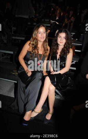 Jade Jagger und ihre Tochter nehmen am 1. Oktober 2010 an der Lanvin Frühjahr/Sommer 2011 Ready-to-Wear-Präsentation in Paris, Frankreich, Teil. Foto von Christophe Guibbaud/ABACAPRESS.COM Stockfoto