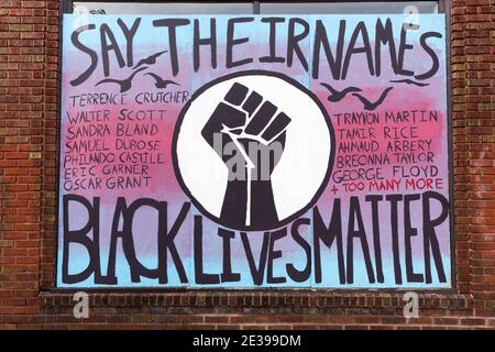 Black Lives Matter Wandbild auf einem vernagelten Geschäft mit Eine Faust und der Slogan sagen ihre Namen Menschen, die an Polizeigewalt gestorben sind Stockfoto