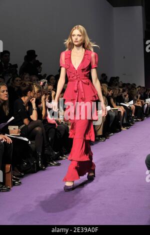 Ein Modell zeigt eine Kreation des Designers Andrew GN für seine Präsentation der Ready-to-Wear Kollektion Frühjahr/Sommer 2011 am 03. Oktober 2010 in Paris, Frankreich. Foto von Christophe Guibbaud/ABACAPRESS.COM Stockfoto