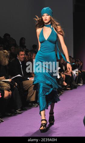 Ein Modell zeigt eine Kreation des Designers Andrew GN für seine Präsentation der Ready-to-Wear Kollektion Frühjahr/Sommer 2011 am 03. Oktober 2010 in Paris, Frankreich. Foto von Christophe Guibbaud/ABACAPRESS.COM Stockfoto