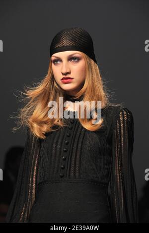 Ein Modell zeigt eine Kreation des Designers Andrew GN für seine Präsentation der Ready-to-Wear Kollektion Frühjahr/Sommer 2011 am 03. Oktober 2010 in Paris, Frankreich. Foto von Christophe Guibbaud/ABACAPRESS.COM Stockfoto