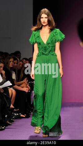 Ein Modell zeigt eine Kreation des Designers Andrew GN für seine Präsentation der Ready-to-Wear Kollektion Frühjahr/Sommer 2011 am 03. Oktober 2010 in Paris, Frankreich. Foto von Christophe Guibbaud/ABACAPRESS.COM Stockfoto