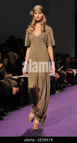 Ein Modell zeigt eine Kreation des Designers Andrew GN für seine Präsentation der Ready-to-Wear Kollektion Frühjahr/Sommer 2011 am 03. Oktober 2010 in Paris, Frankreich. Foto von Christophe Guibbaud/ABACAPRESS.COM Stockfoto