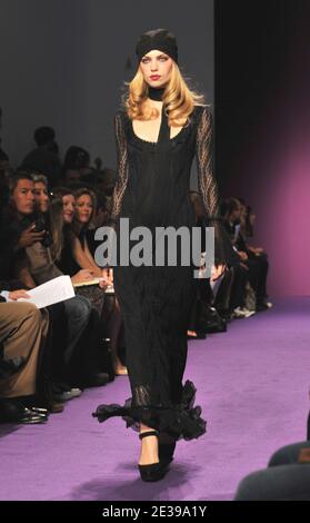 Ein Modell zeigt eine Kreation des Designers Andrew GN für seine Präsentation der Ready-to-Wear Kollektion Frühjahr/Sommer 2011 am 03. Oktober 2010 in Paris, Frankreich. Foto von Christophe Guibbaud/ABACAPRESS.COM Stockfoto