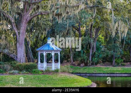 White Gazebo Unter Moos Stockfoto